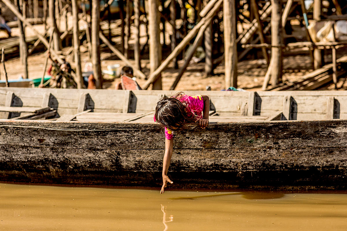 Menina nas Águas do Camboja